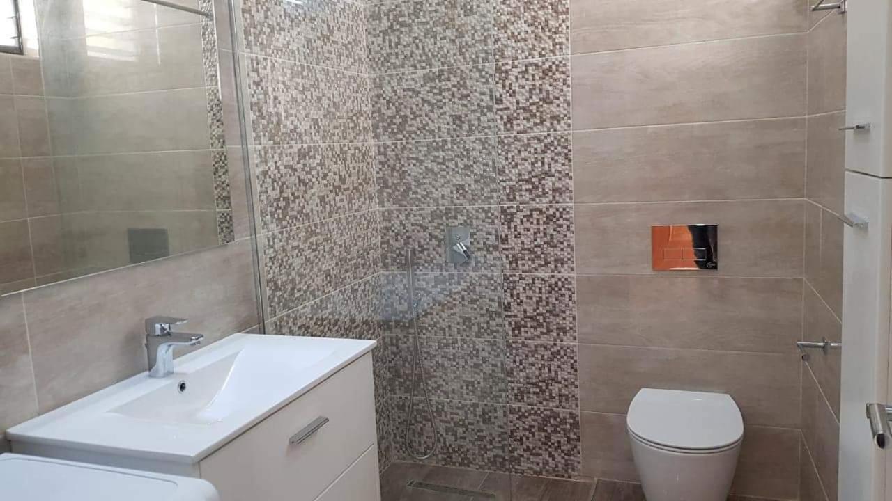 Spacious Apartment Near The Beach Sarande Exterior photo